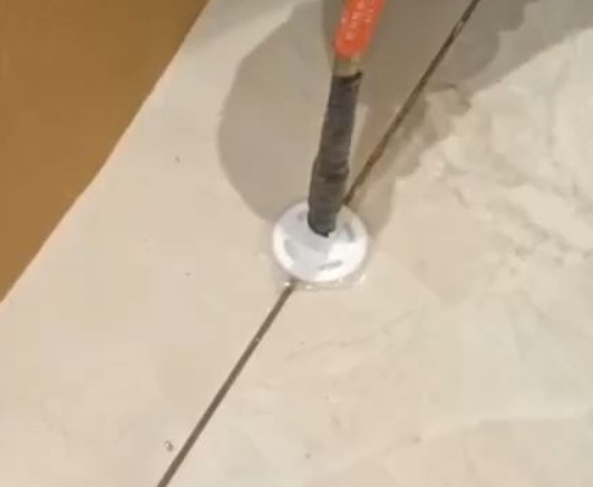 永登瓷砖空鼓维修公司专业解答瓷砖在铺贴过程中，如果没有涂抹均匀到位的粘结材料（如水泥砂浆或瓷砖胶），可能会导致以下问题