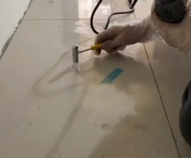 永登瓷砖开裂维修公司专业分享瓷砖在铺贴前如果没有沥干水分，将会导致以下问题
