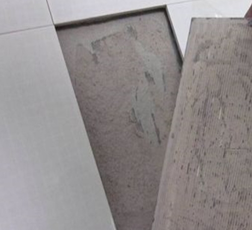 永登瓷砖空鼓维修公司分享瓷砖铺贴时如果打浆（即涂抹在瓷砖背面和基层上的砂浆或瓷砖胶）过少，会带来以下问题